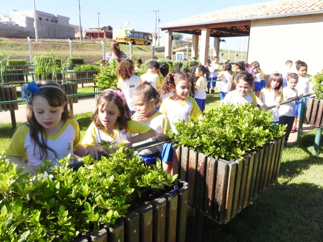 Alunos da Escola Monteiro Lobato durante visita ao Jardim Sensorial