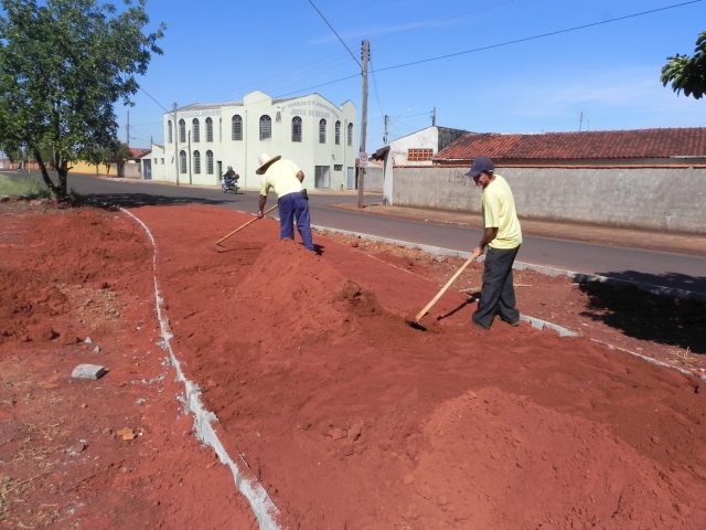 Funcionários trabalham na regularização de passeio público para posterior pavimentação na Umberto Peregrino