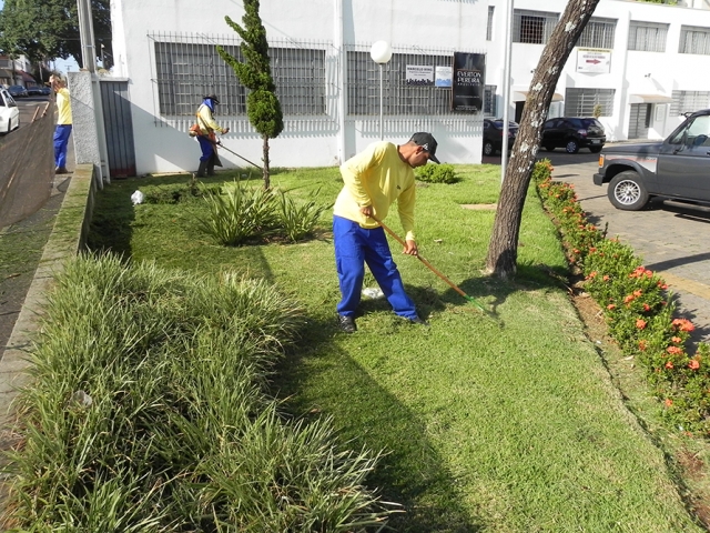 Funcionário trabalha na manutenção de gramado na praça José Magnani