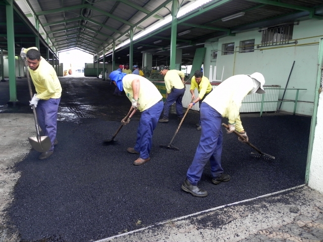 Serão usadas 30 toneladas de massa asfáltica quente na operação