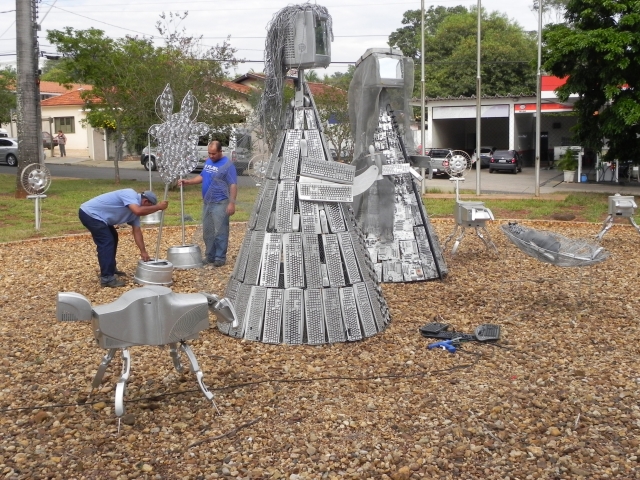 Instalação de decoração natalina no Paço Municipal