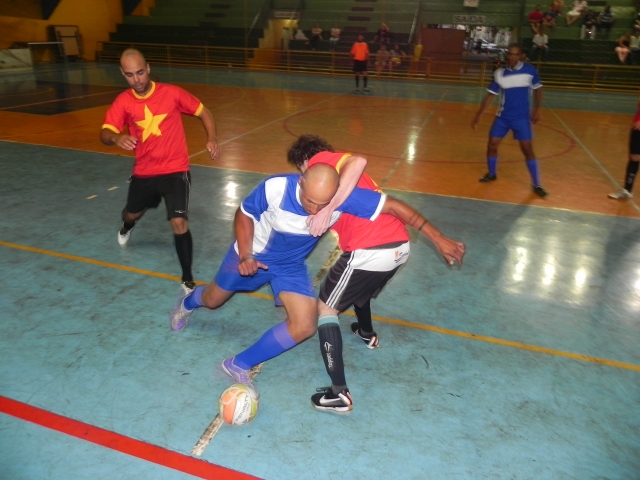 Lance do jogo entre as equipe da Educação e SAAE (azul)