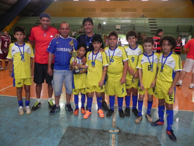 Equipe da Diretoria de Esportes com o técnico Pedro Torres, campeã do sub11