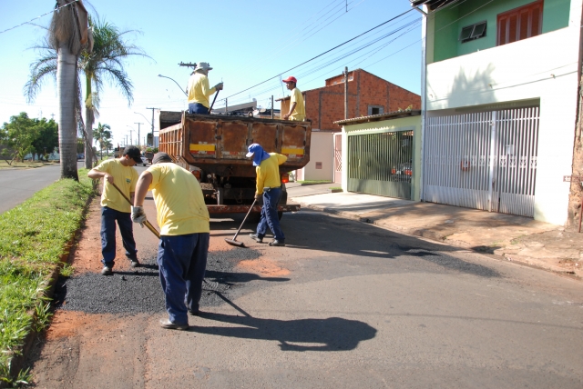 Equipes da Diretoria de Obras e Infraestrutura executam operação tapa buracos na avenida Estados Unidos (Jardim das Nações)