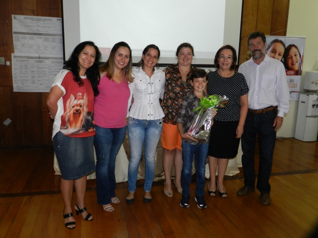 A premiação contou com a presença dos alunos e de representantes das entidades envolvidas