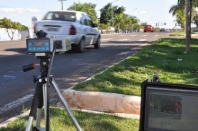 A velocidade limite é aquela indicada na via por meiode placas de sinalização