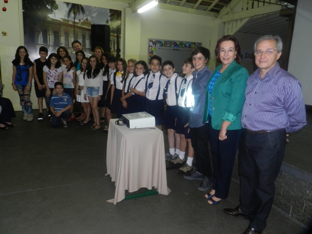 Alunos que participaram do filme com a prefeita Bel Lorenzetti e o vice-prefeito Marise