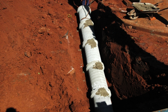 Tubos de concreto utilizados são produzidos pela própria Prefeitura diminuindo os custos finais da obra