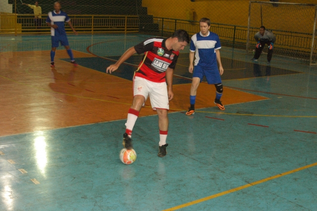 Lance do jogo entre Câmara (Vermelho e preto) e SAAE