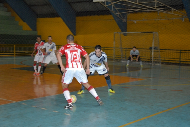 Lance do jogo entre Câmara (vermelho e branco) e Tecnologia pelas semifinais do Campeonato Interno