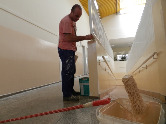 Obras de  pintura da parte interna da Escola Ézio Paccola, no Jardim Primavera