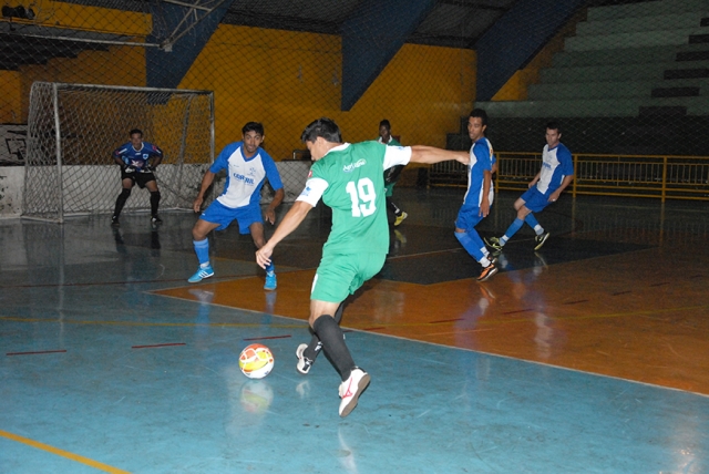 Lance do segundo jogo da rodada entre Cruz Azul e Prefeitura de Macatuba (verde)