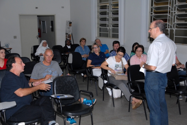 Luiz Eduardo Conti (em pé), diretor de Planejamento, na abertura da audiência pública realizada no CAC