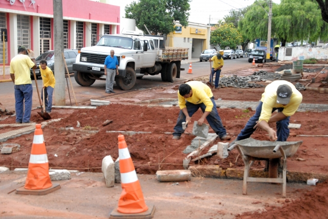 Funcionários da Diretoria de Obras e Infraestrutura durante a execução de obras na Praça Paulo Freire