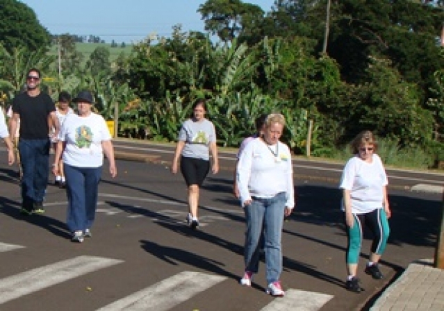 Idosos de toda a região participam de caminhada no domingo