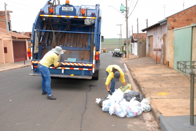 Equipe realiza coleta de lixo no Jardim do Caju