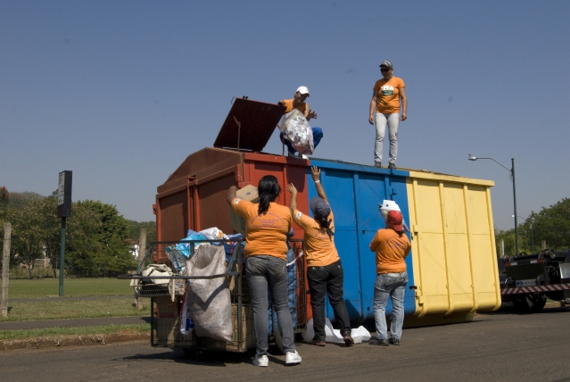 Equipes da Cooperativa de Reciclagem durante trabalho na Vila Santa Cecília