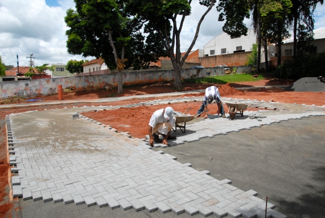 Funcionários trabalham no assentamento de piso intertravado na Praça Paulo Freire