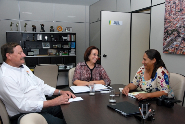 Da esquerda para direita, Braz Albertine, prefeita Bel Lorenzetti e Sônia Sampaio durante reunião no gabinete