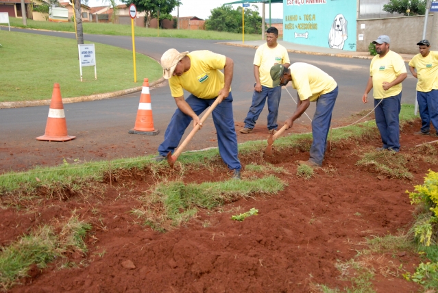 Equipe da Diretoria de Obras trabalha na regularização do solo para implantação do dispositivo de acessibilidade