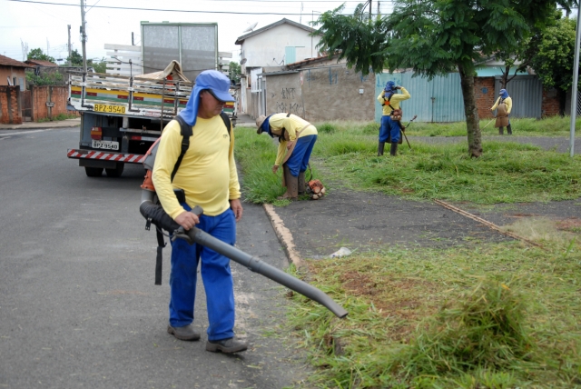 Funcionário executa limpeza na Praça Nilton Lourenço Prado Varasquim