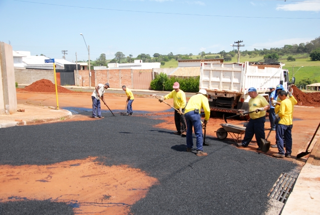 Equipes da Diretoria de Obras e Infraestrutura executam a recuperação do asfalto na rua Irapuru