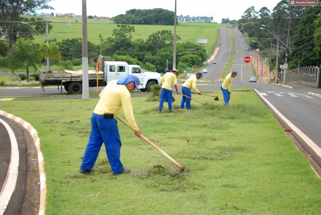 Manutenção e limpeza da rotatória defronte ao Recinto de Exposições da Facilpa