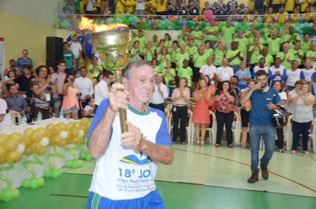 Cassita conduz a pira durante a abertura dos Jogos Regionais do Idoso em 2014