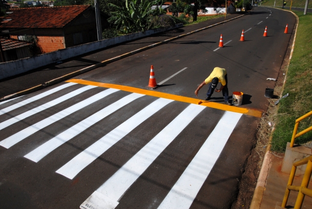 Servidor finaliza a pintura da faixa de pedestres em trecho da Olavo Bilac