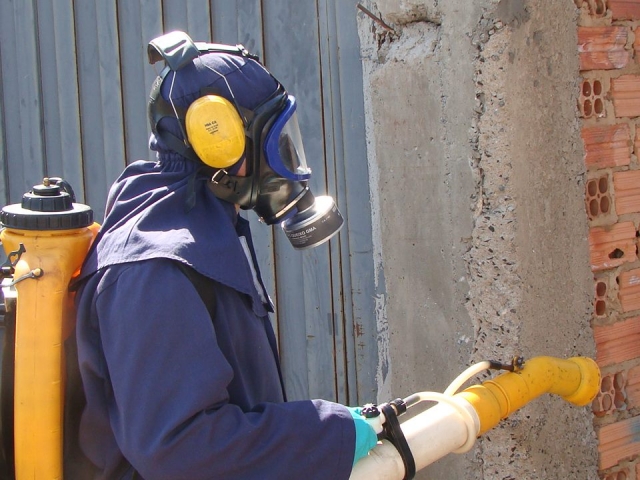 Nebulização mata o mosquito adulto, que pode estar contaminado pela dengue