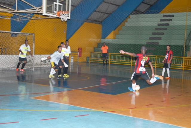 Lance do jogo entre Nova Lençóis (vermelho e preto) e Prefeitura de Macatuba