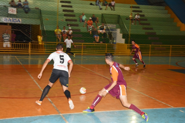 Lance do jogo entre Porto de Areiópolis (branco e preto) e Democratas de Lençóis