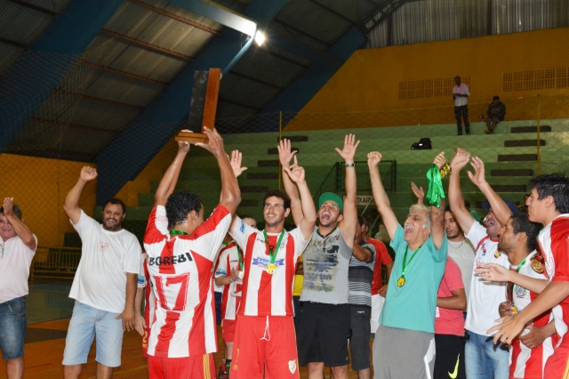 Jogadores comemoram conquista do título da Copa Cidade do Livro após a decisão contra o time do Porto