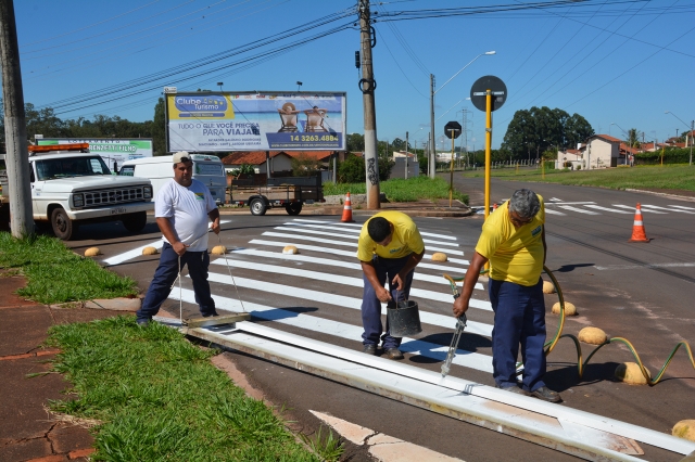 Trabalho é executado pelas equipes do Departamento de Trânsito