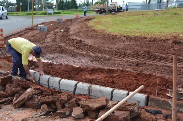 Servidor trabalha na instalação de guias de concreto produzidas pela Fábrica de Tubos