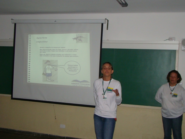 Agentes visitam escolas municipais e particulares levando informação sobre a dengue