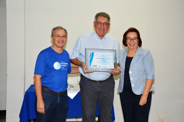 Luís Donizetti Fernandes Leite (45 anos de SAAE) é homenageado pela prefeita Bel Lorenzetti e o vice-prefeito e diretor do SAAE José Antônio Marise