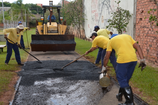 Servidores trabalham em um dos trechos do passeio público no Parque do Paradão