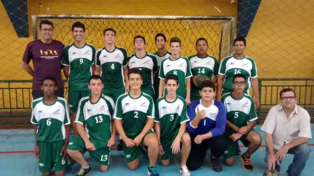 Atletas das duas categorias momentos antes do início do primeiro jogo