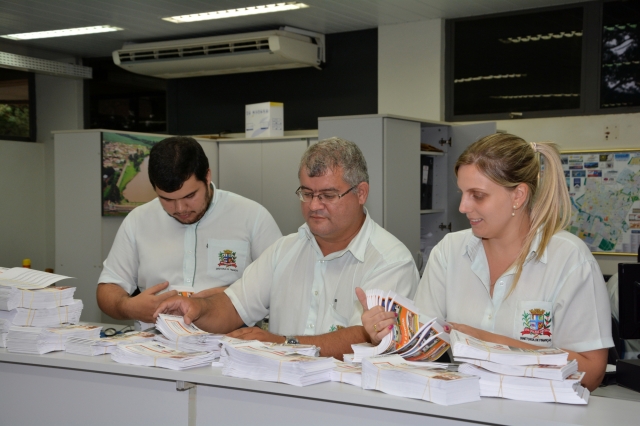 Servidores durante a separação dos carnês do IPTU e ISS que já foram enviados pelos Correios