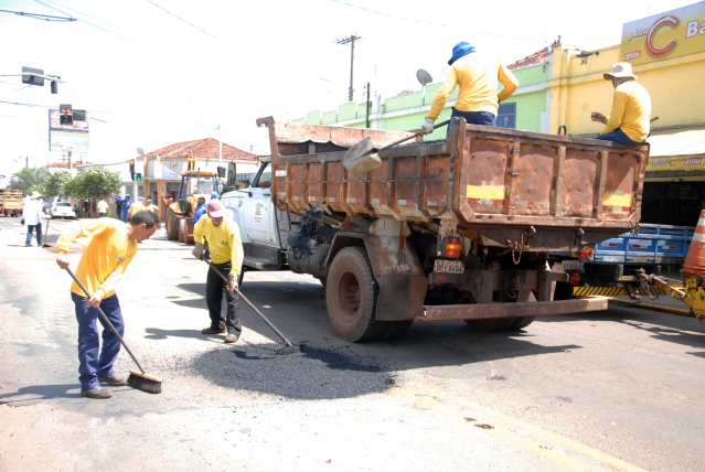 Servidores executam a operação tapa buracos em trecho da avenida 25 de Janeiro