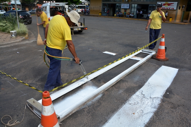 Faixa de pedestres recebe nova pintura em um dos acessos da rodoviária