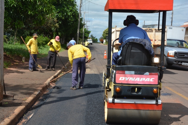 Equipe da Diretoria de Obras trabalha em trecho da rua Lafayette Muller Leal no Jardim América