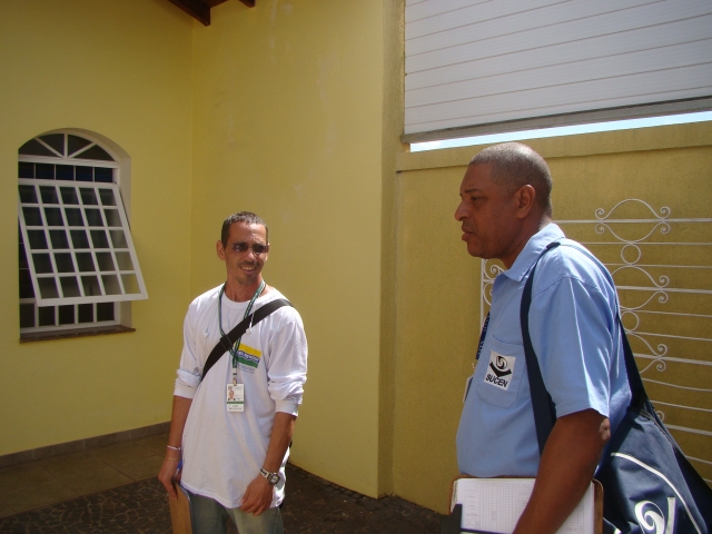 Técnicos da Sucen e agentes comunitários de saúde buscaram larvas do mosquito da dengue