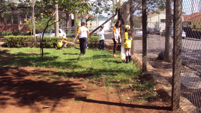 Alunos da Escola Eliza Pereira de Barros durante ação educativa: identificar possíveis criadouros
