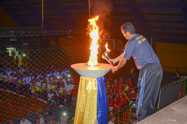 Atleta Genésio Martins de Almeida, no momento do acendimento da pira dos Jogos