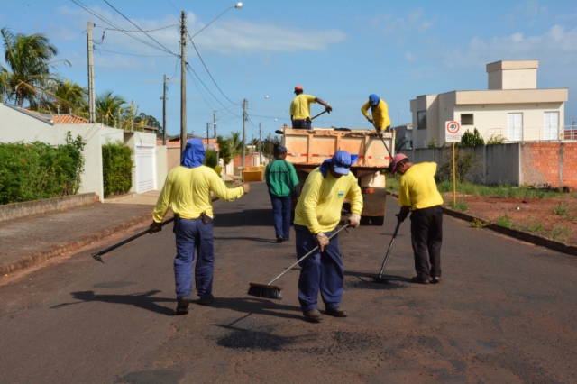 Trecho da rua Tupinambás recebe operação tapa buracos