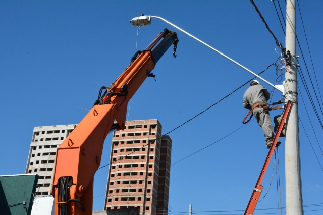 Trecho da avenida Brasil recebe novo conjunto de iluminação pública