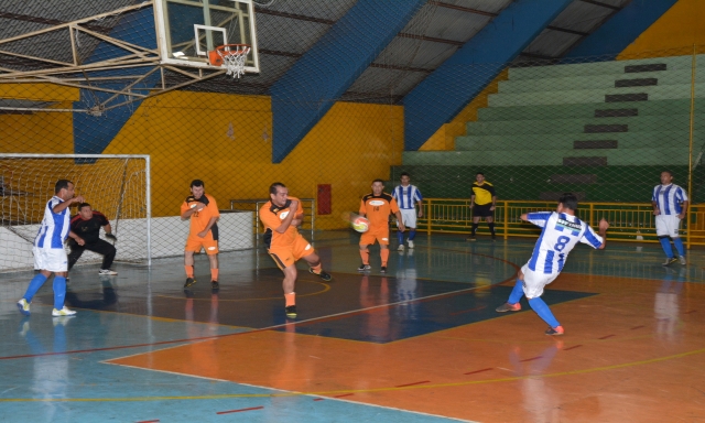 Equipe do Grupo Lwart A (azul e branco) obteve segunda vitória no torneio de futsal