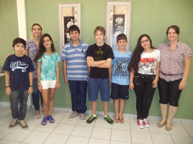 Alunos da Escola Lina Bosi que se destacaram no evento, com as educadoras Edileine Coneglian da Silva e Selma Regina de Oliveira